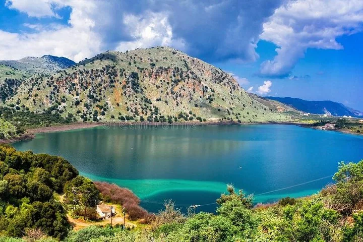 Malerischer Blick auf den Kournas-See, umgeben von üppigen Hügeln und Bergen