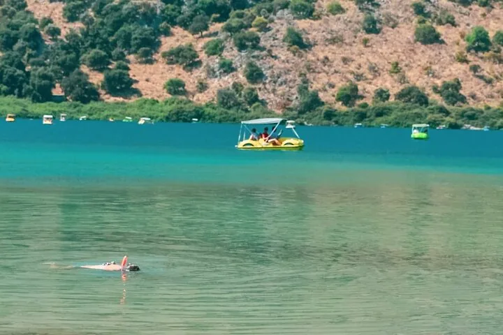 Menschen genießen Tretboote auf dem klaren türkisfarbenen Wasser des Kournas-Sees