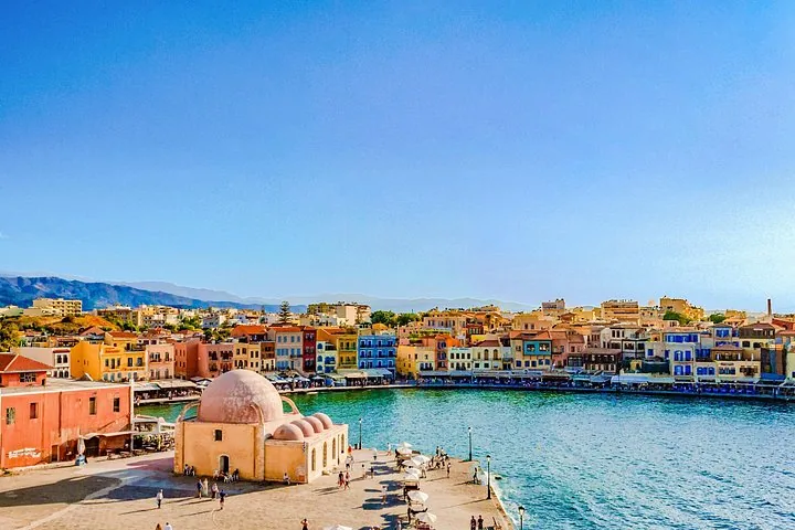 Panoramablick auf den Hafen von Chania mit seiner ikonischen Moschee und den bunten Gebäuden