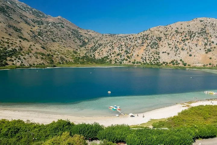 Erhöhte Ansicht des Kournas-Sees mit klarem Wasser und umliegenden Bergen